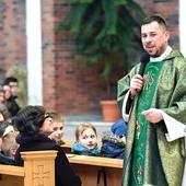 ▲	Ks. Paweł Antosiak w czasie głoszenia homilii w świdnickiej parafii.