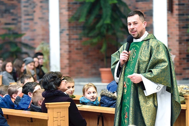 ▲	Ks. Paweł Antosiak w czasie głoszenia homilii w świdnickiej parafii.