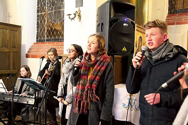 Modlitwa uwielbienia kruszy bariery oddzielające człowieka od Boga – zapewniali organizatorzy.