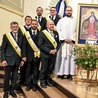 Członkowie zakonu z Milicza wraz z ks. Rafałem Cyfką  przy obrazie.