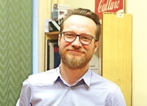 Dr D. Junke pracuje w Instytucie Kulturoznawstwa Uniwersytetu Wrocławskiego.
