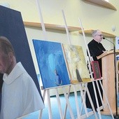 ▲	Prelekcjom i dyskusji towarzyszyła wystawa czterech obrazów Marty Makarczuk zatytułowanych: „Złoty”, „Niebieski”, „Łzy” i „Kwadrat łez”.