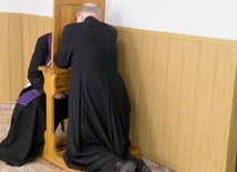 Jako pierwsi do kratek konfesjonałów klękali księża