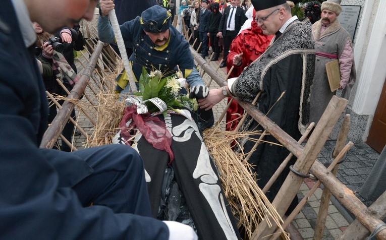 Kolejny raz proboszcz z Jedlińska stwierdził, że ścięta Śmierć naprawdę nie żyje i podpisał akt, który pozwolił, by ją pochować na miejscowym cmentarzu