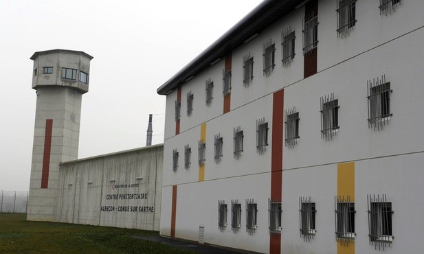 Francja: Atak terrorystyczny w więzieniu 