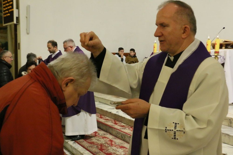 Środa Popielcowa w parafii św. Stanisława w Lubinie