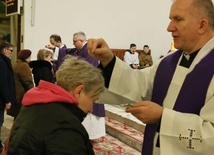 Środa Popielcowa w parafii św. Stanisława w Lubinie