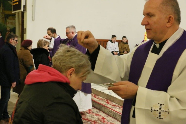 Środa Popielcowa w parafii św. Stanisława w Lubinie