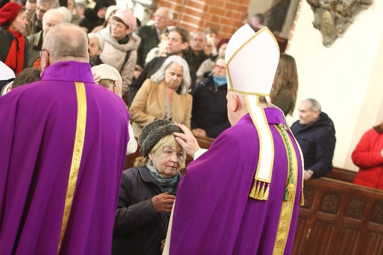 Popsypanie głów popiołem w Katedrze Legnickiej