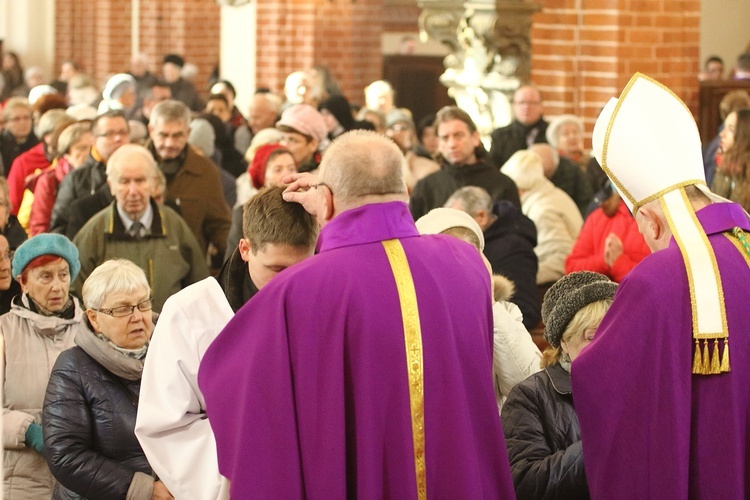 Popsypanie głów popiołem w Katedrze Legnickiej