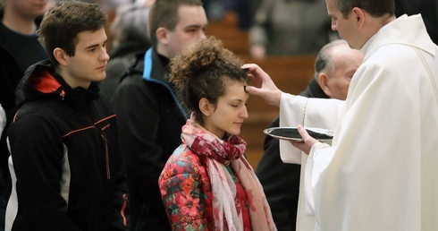 Ks. Ryguła w Popielec w katedrze w Katowicach: Zmień perspektywę