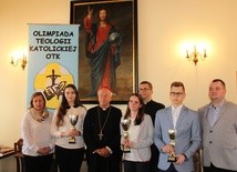 Zwycięzcy OTK etapu diecezjalnego z biskupem i katechetami.