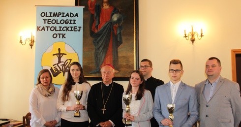 Zwycięzcy OTK etapu diecezjalnego z biskupem i katechetami.