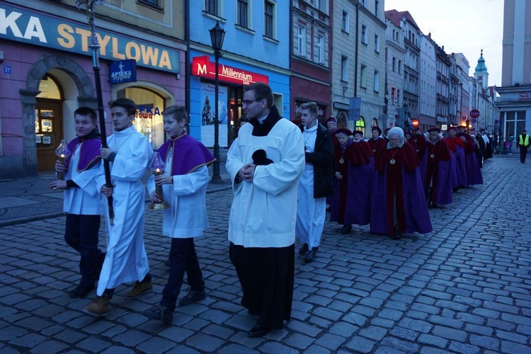 Wielki post rozpoczął się w Świdnicy od procesji pokutnej