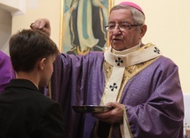 Metropolita gdański posypał popiołem głowy uczestniczących w Mszy św. wiernych