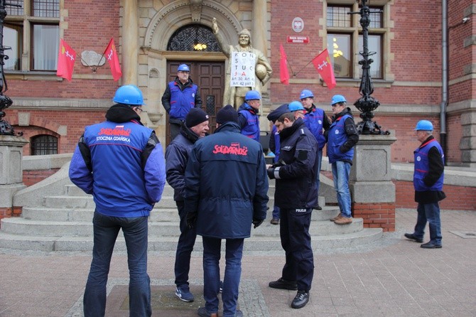 Gdańscy radni zagłosowali w sprawie ks. Jankowskiego