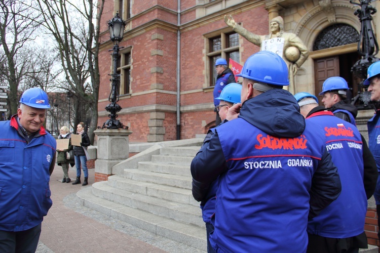 Gdańscy radni zagłosowali w sprawie ks. Jankowskiego