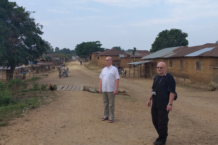 Bp Janusz Ostowski w Togo