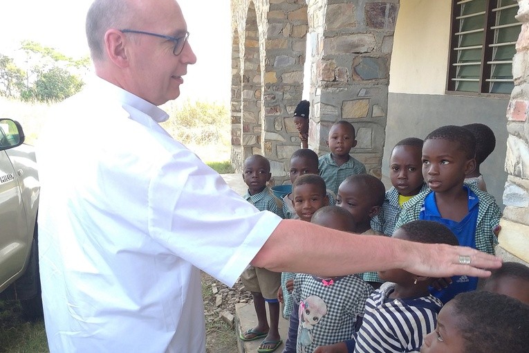 Bp Janusz Ostowski w Togo