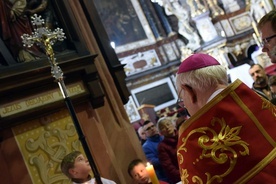 Biskup Ignacy Dec w czasie zeszłorocznej Drogi Krzyżowej w intencji ofiar nadużyć