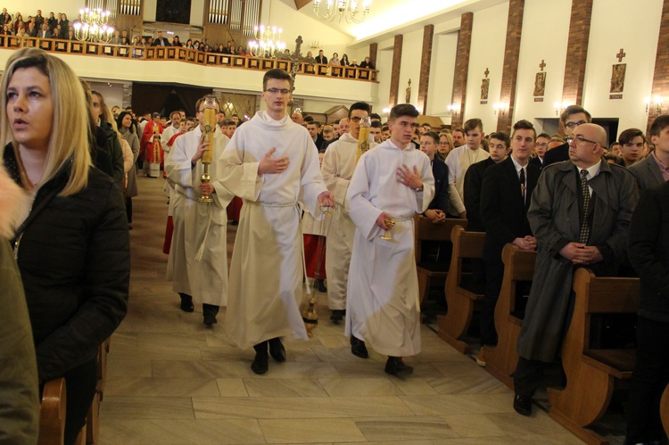 Młodzież bierzmowana solidarna z prześladowanymi chrześcijanami