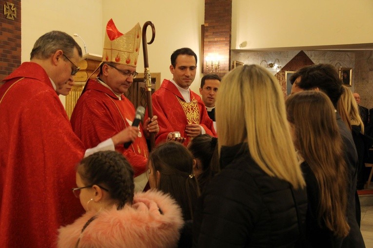 Młodzież bierzmowana solidarna z prześladowanymi chrześcijanami