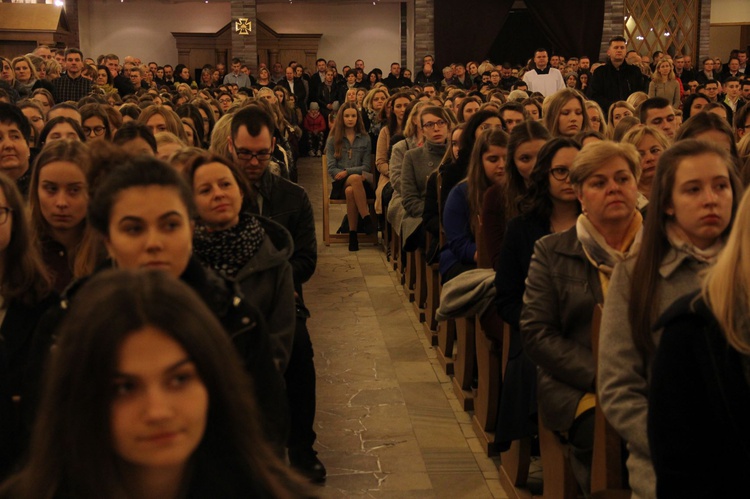 Młodzież bierzmowana solidarna z prześladowanymi chrześcijanami