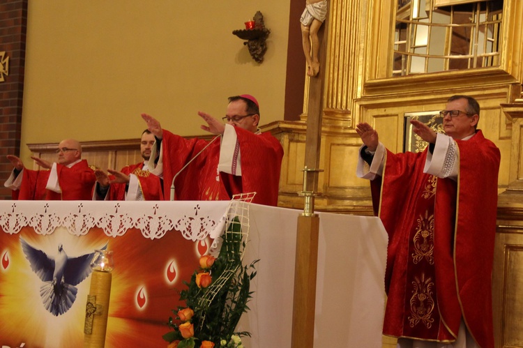 Młodzież bierzmowana solidarna z prześladowanymi chrześcijanami