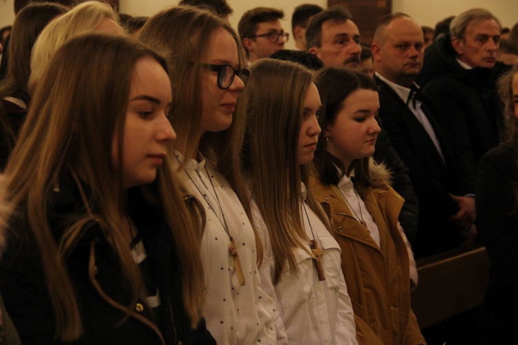 Młodzież bierzmowana solidarna z prześladowanymi chrześcijanami