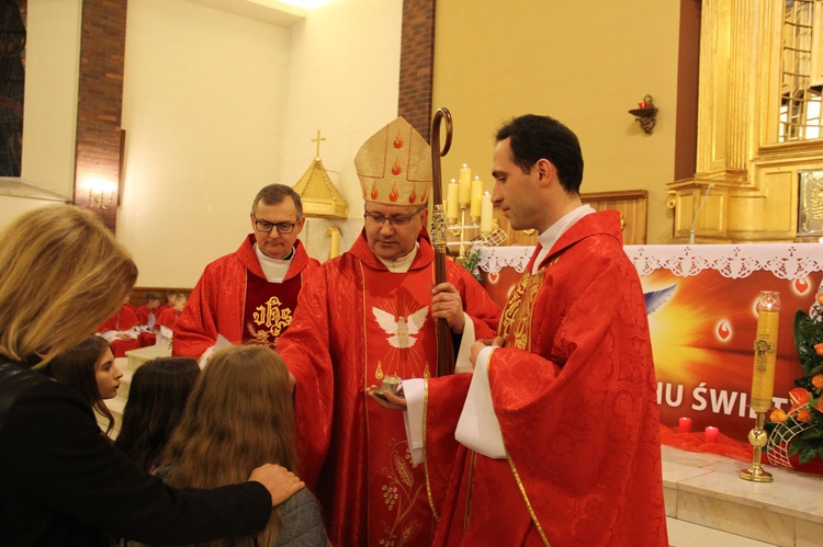 Młodzież bierzmowana solidarna z prześladowanymi chrześcijanami