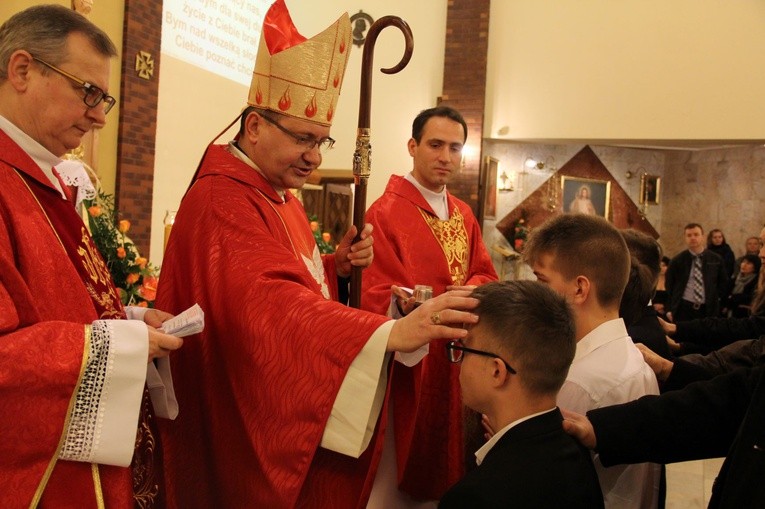 Młodzież bierzmowana solidarna z prześladowanymi chrześcijanami