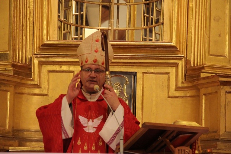 Młodzież bierzmowana solidarna z prześladowanymi chrześcijanami
