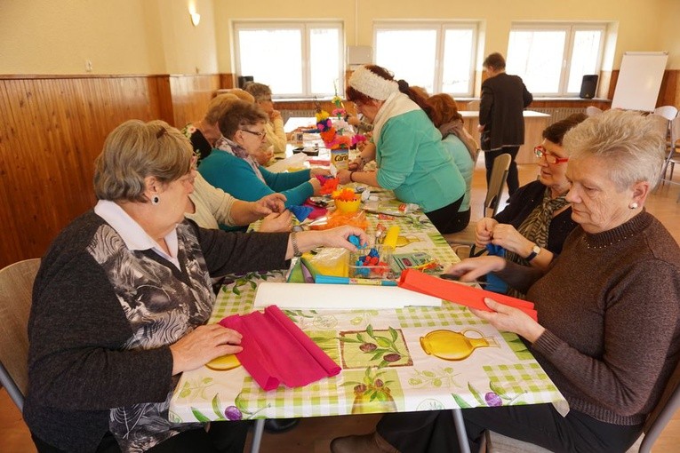 Warsztaty robienia palm w parafialnym klubie seniora w Wałbrzychu