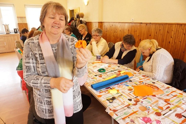 Warsztaty robienia palm w parafialnym klubie seniora w Wałbrzychu