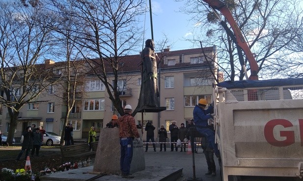 Gdańscy stoczniowcy: Sami demontujemy pomnik ks. Jankowskiego