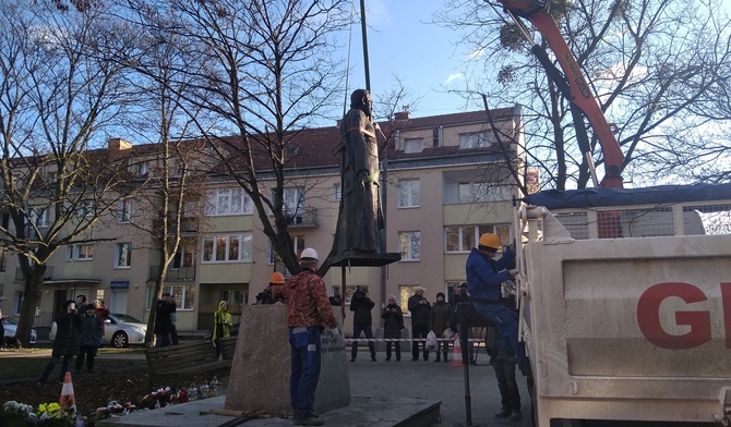 Gdańscy stoczniowcy: Sami demontujemy pomnik ks. Jankowskiego