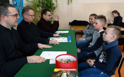 Egzaminom przewodniczył ks. Jacek Kucharski (drugi z lewej), moderator Dzieła Biblijnego Diecezji Radomskiej