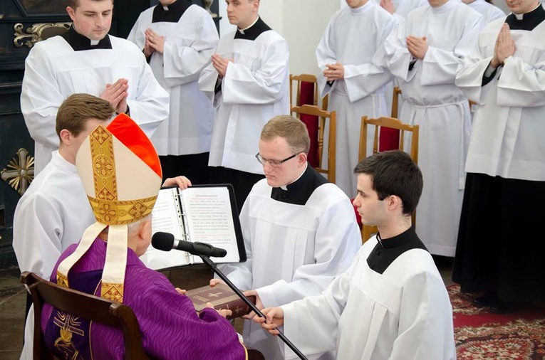 Nowi lektorzy i akolici w semianrium 