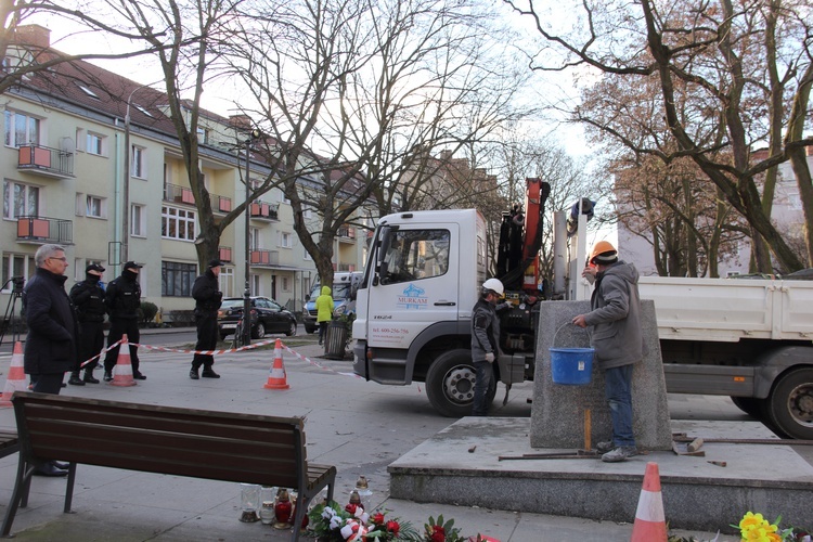 Rozbiórka pomnika ks. Jankowskiego