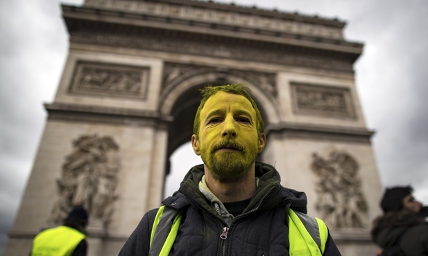 Francja: według MSW na ulice wyszło 7 tys. "żółtych kamizelek"