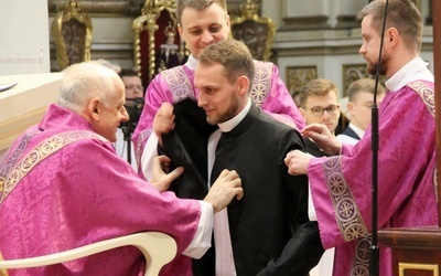 Obrzędowi obłóczyn przewodniczył ks. Wojciech Bartkowicz, rektor WMSD w Warszawie