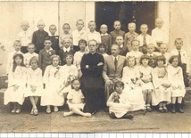 Ks. Stanisław Zieliński z dziećmi w Kraśniku