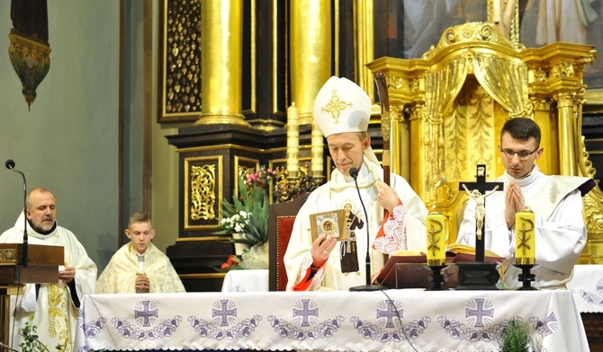 Bp Salaterski błogosławi relikwiami św. Bernardyna ze Sieny