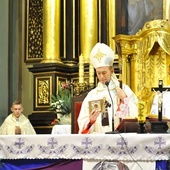 Bp Salaterski błogosławi relikwiami św. Bernardyna ze Sieny