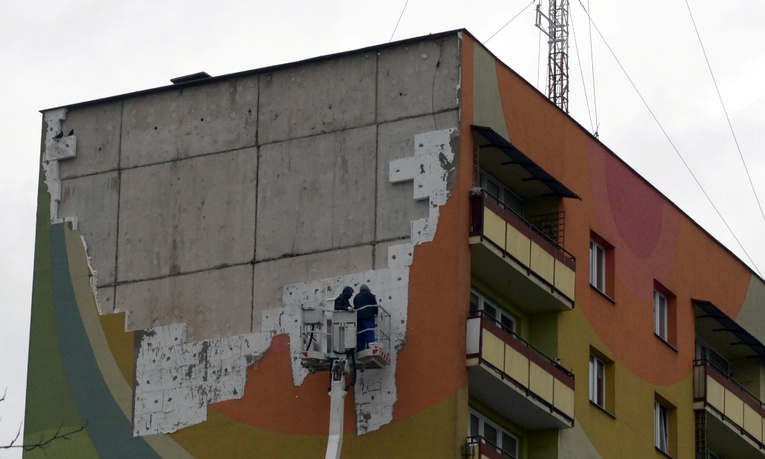 Odpowiednie służby przygotowują budynek do naprawy uszkodzeń