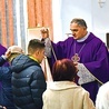 Biskup Włodarczyk podczas posypywania głów wiernych popiołem.
