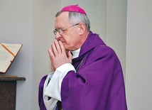 Biskup koszalińsko- -kołobrzeski.