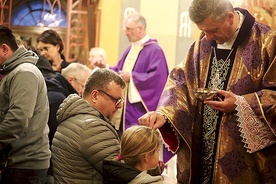 Biskup bielsko-żywiecki w katedrze w Środę Popielcową podczas obrzędu posypania  głów popiołem.