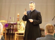 Ks. Piotr Leśniak podczas spotkań w góreckim domu parafialnym.