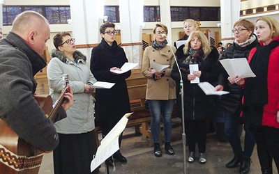 Parafialna grupa muzyczna dorosłych towarzyszy sobotnim spotkaniom w andrychowskim kościele św. Stanisława.